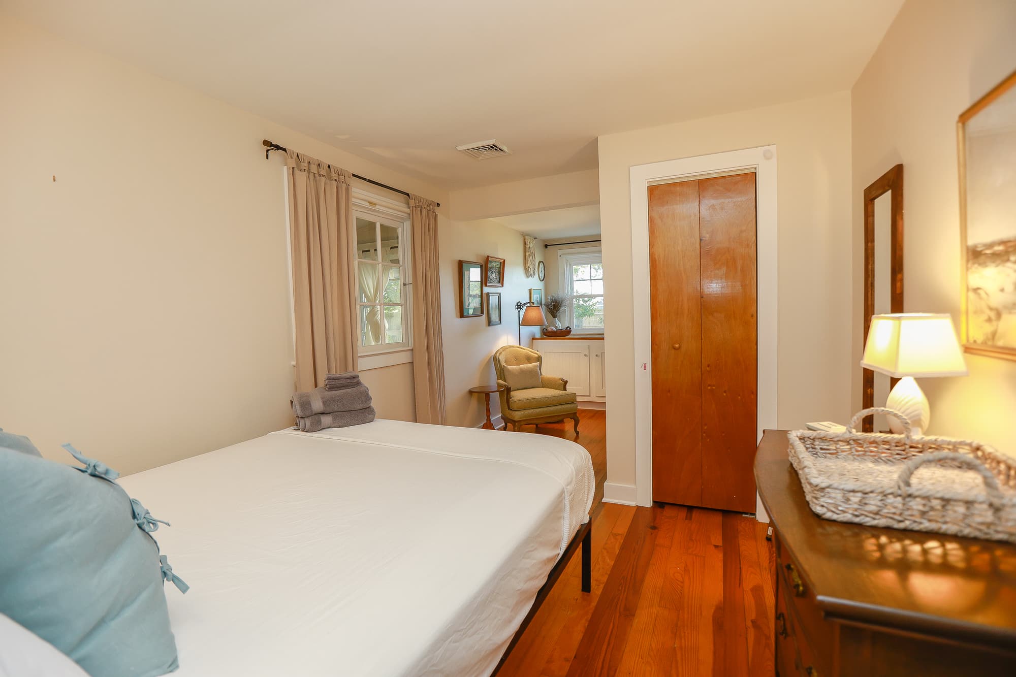 Second bedroom at Captain's Cottage — bright, soft, set up for kids or a quiet guest.